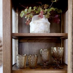 Marseille vitrineskab med 2 lger i natur