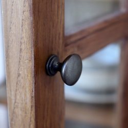 Marseille vitrineskab med 2 lger i natur