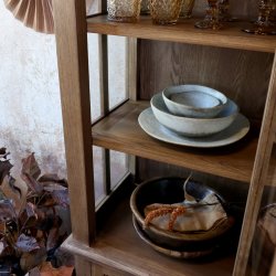 Marseille vitrineskab med 2 lger i natur