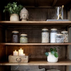 Marseille vitrineskab med 8 lger i natur