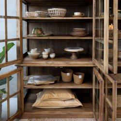 Marseille vitrineskab med 8 lger i natur