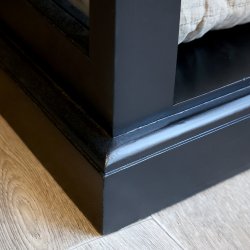 Marseille vitrineskab med 2 lger i sort