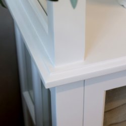 Marseille vitrineskab med 2 lger i hvid