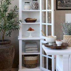 Marseille vitrineskab med 2 lger i hvid