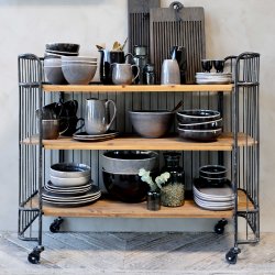 Gammel postvogn med 3 hylder