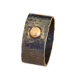 Hammersler oxideret ring med guldklump