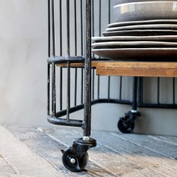 Gammel postvogn med 3 hylder