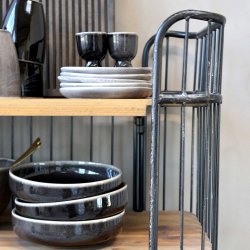 Gammel postvogn med 3 hylder