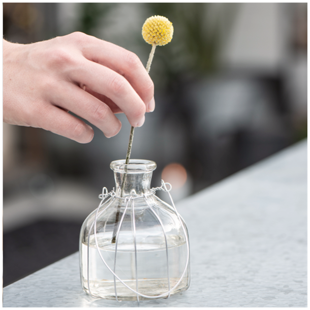 Glasflaske med wire og ophng til blomster og lys