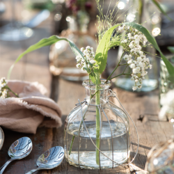 Glasflaske med wire og ophng til blomster og lys